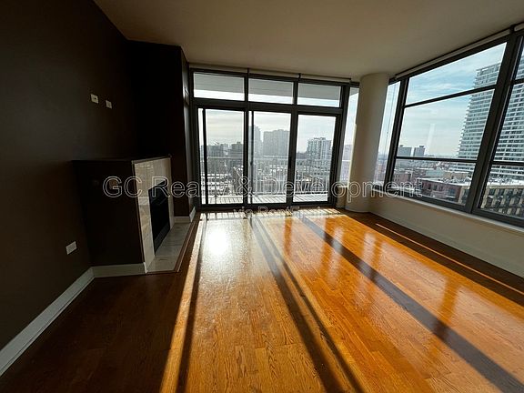 5th image of 1600 S Prairie Ave #1307