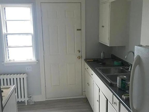 4th image of 405 E 7th St