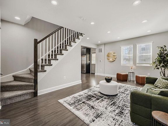 3rd image of 2911 Elgin Ave