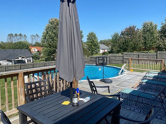 4th image of 839 Meadowcrest Cir