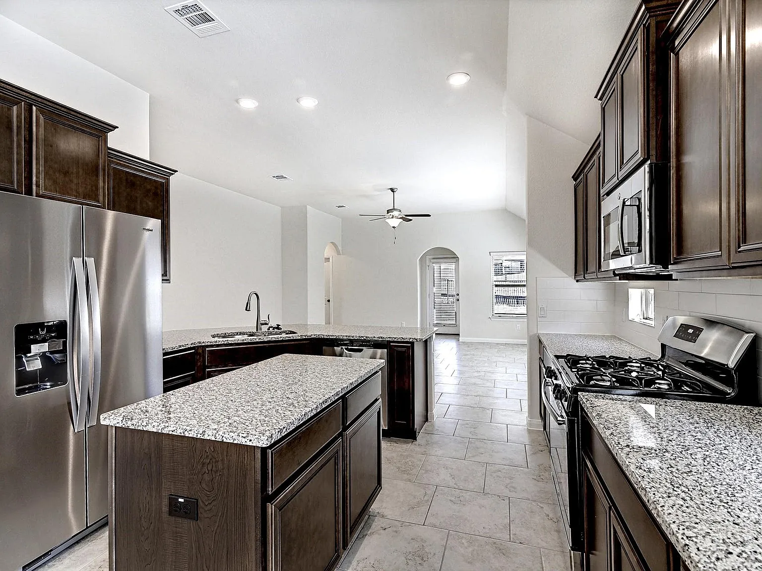 3 bed, 2.0 bath, 2046 sqft, $2,175 — Photo 4