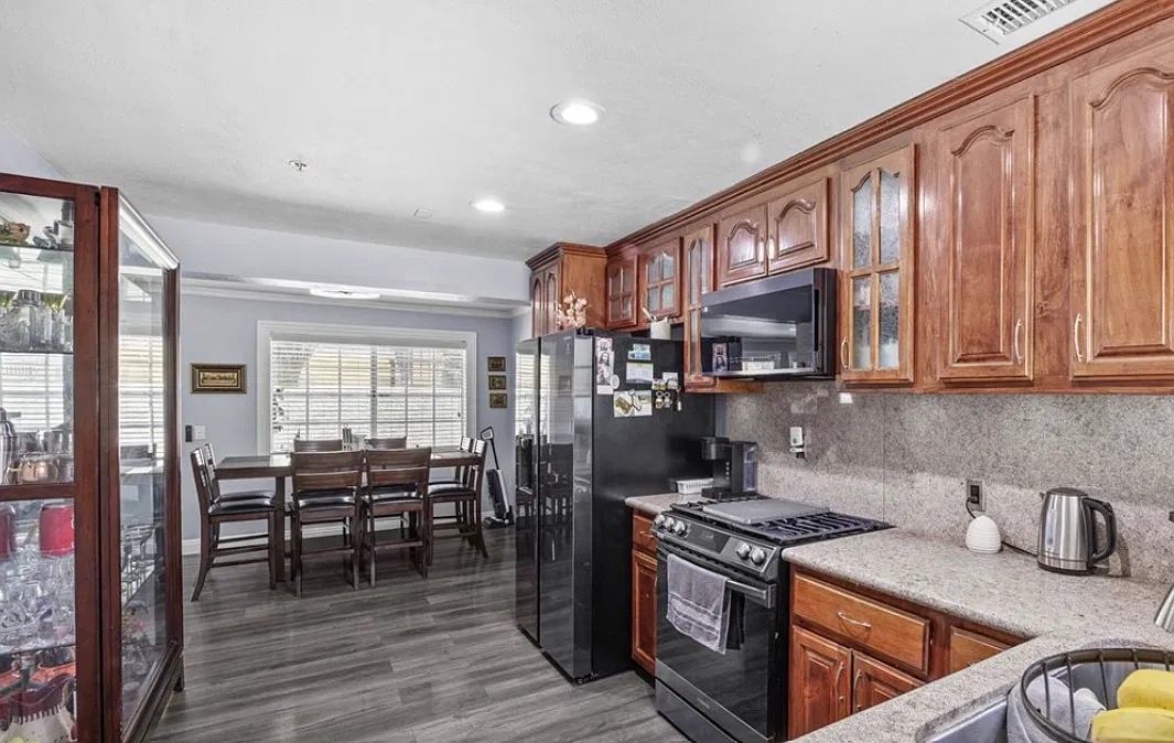 4 bed, 2.5 bath, 1376 sqft, $3,800 — Photo 3