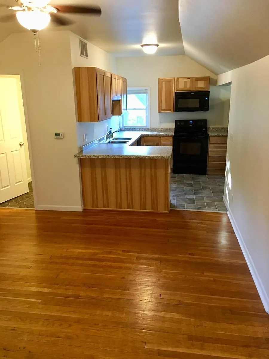 Building Photo - 58 E Elm St #1/2