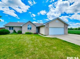 228 W McGrath St, Williamsville, IL 62693