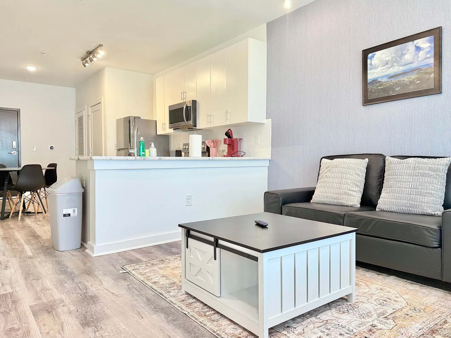1 bed, 1.0 bath, 656 sqft, $3,651 — Photo 2