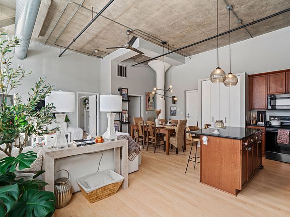 3rd image of 1924 N Hubbard St APT 101