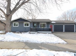 805 S Blaine St, Lennox, SD 57039