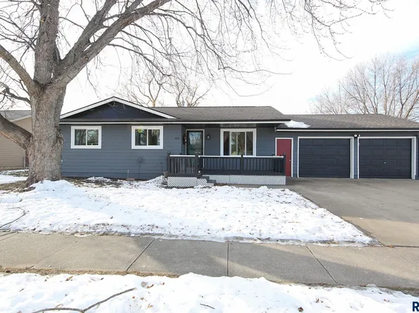 805 S Blaine St, Lennox, SD 57039