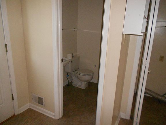 5th image of 201 Willowbrook Ct