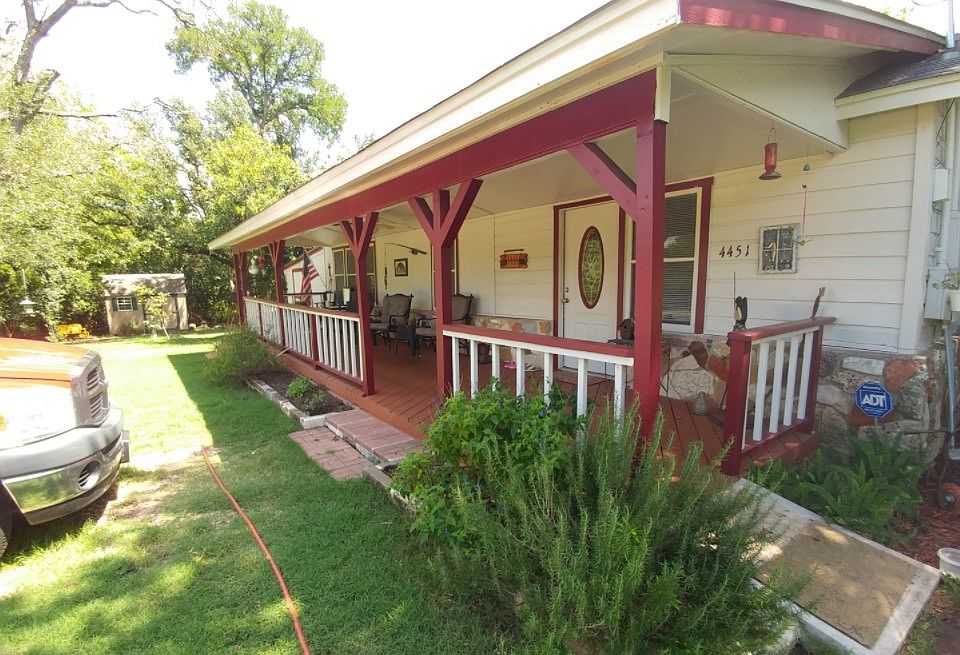 Ranch house style home