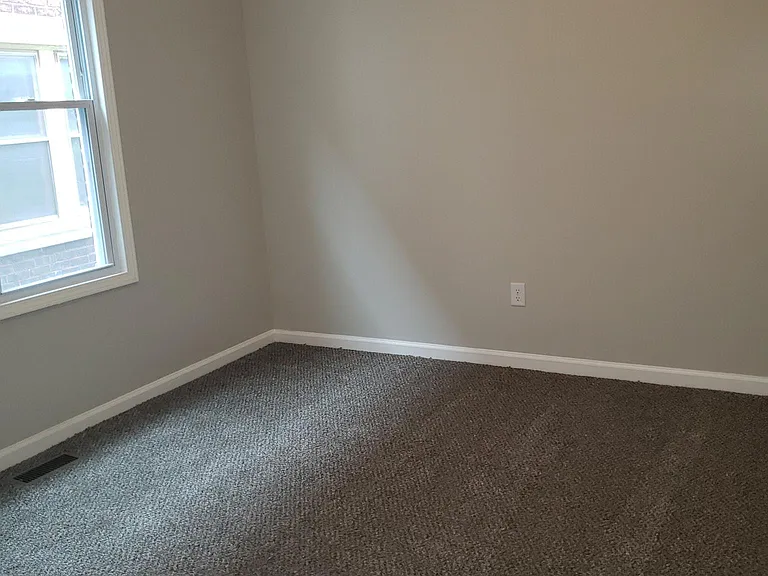 2059 Hazelwood St — Photo 3
