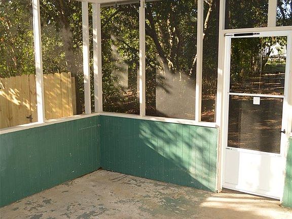 4th image of 918 Blue Springs Dr
