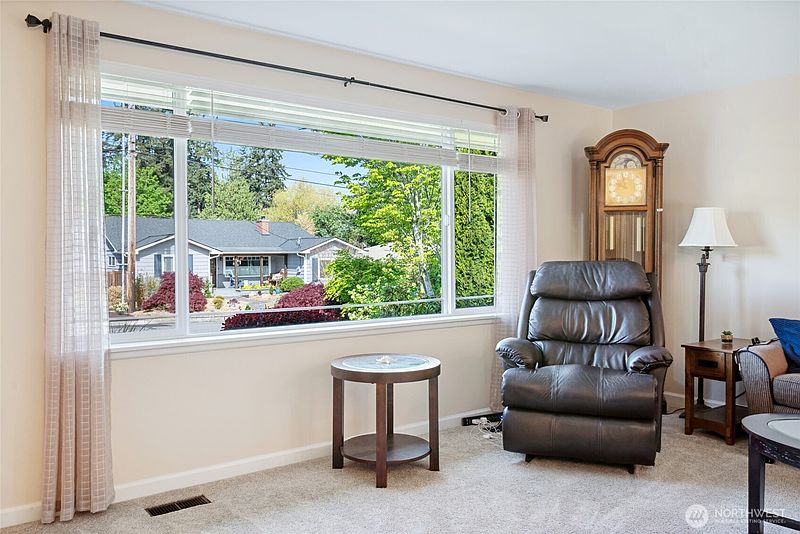 4th image of 555 4th Avenue S