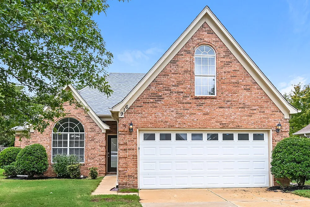 4 bed, 2.0 bath, 1814 sqft, $2,075 — Photo 1