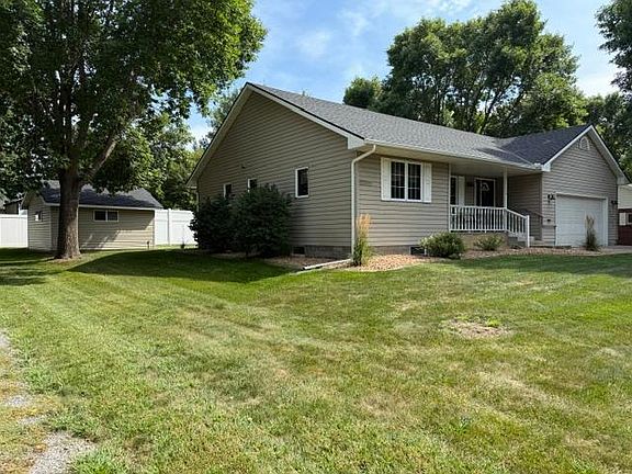 2nd image of 714 E Crescent Ln