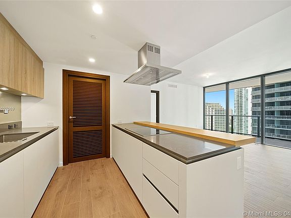 4th image of 1000 Brickell Plz #2909
