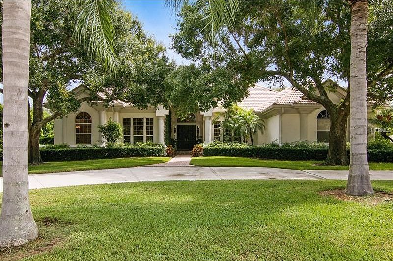 Welcome Home! Beautiful Circular Drive