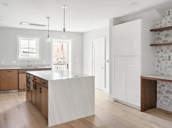 471 Hanover St #Penthouse 1, Boston, MA 02109