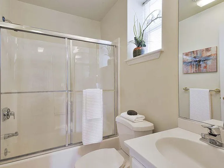 5070 Cochrane Ave — Photo 8