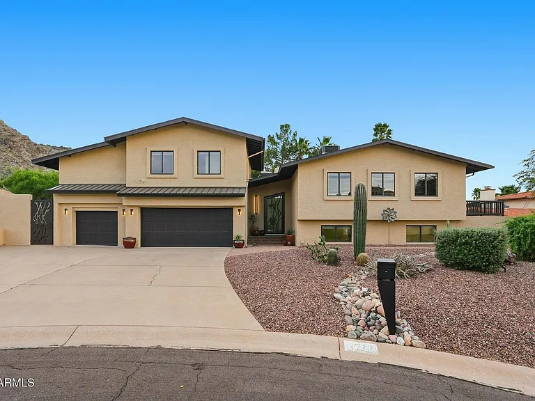 2221 E Vista Ave — Photo 2