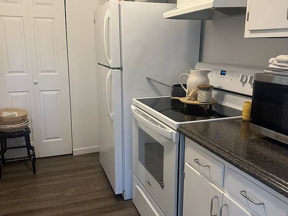 3rd image of 2185 W Schantz Ave