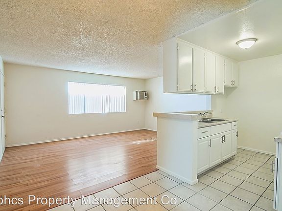 4th image of 14831 Delano St APT 6