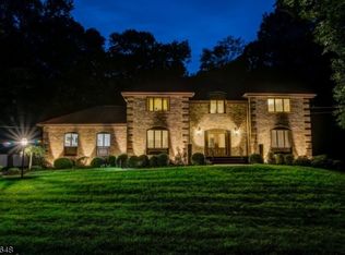 37 Round Hill Rd, Kinnelon, NJ 07405