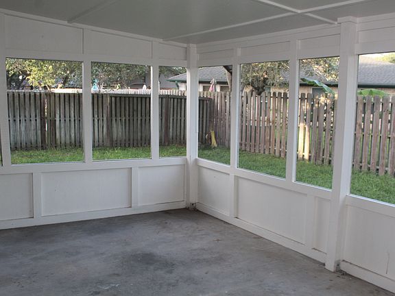 5th image of 1414 N Live Oak St