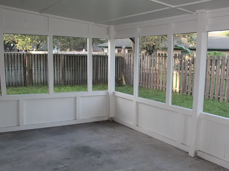 1414 N Live Oak St — Photo 5