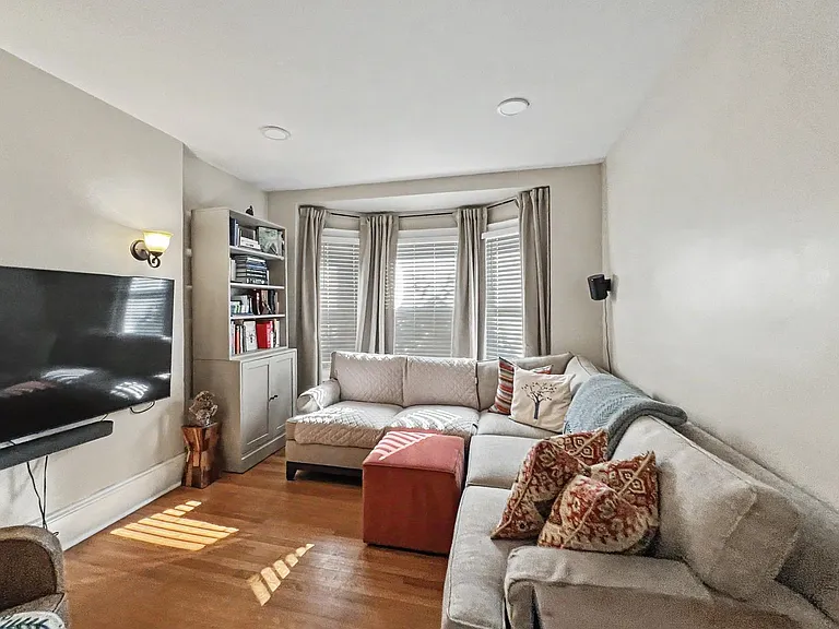 1039 Rees Ave — Photo 2