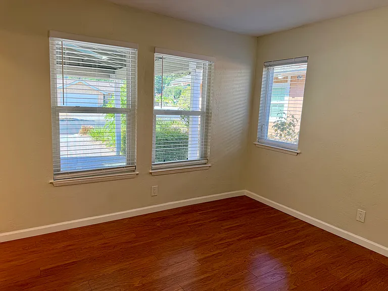 1647 Hyacinth Ln — Photo 7