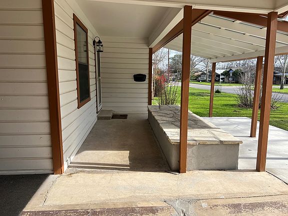 2nd image of 602 Leland St