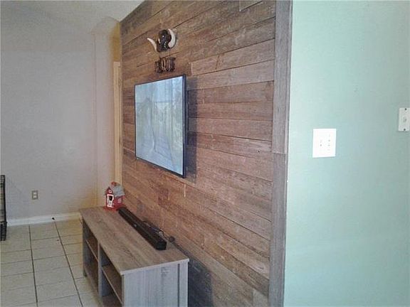 3rd image of 7909 Buttonwood Dr