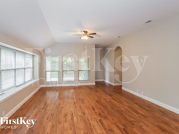 3rd image of 912 Tara Dr