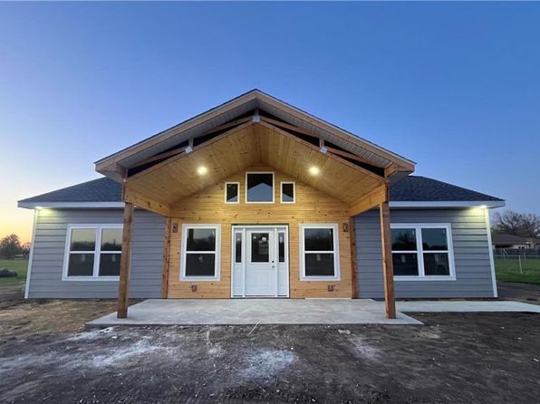 906 Park St, Cherryvale, KS 67335
