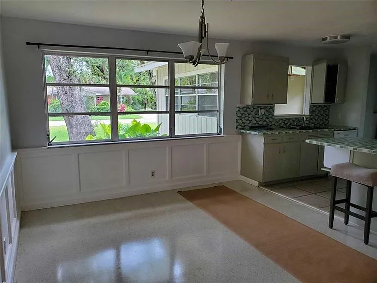 626 Gardenia Ln — Photo 3