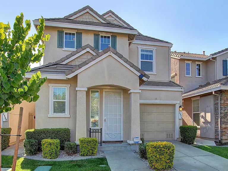 3 bed, 2.5 bath, 1360 sqft, $1,000 — Photo 2