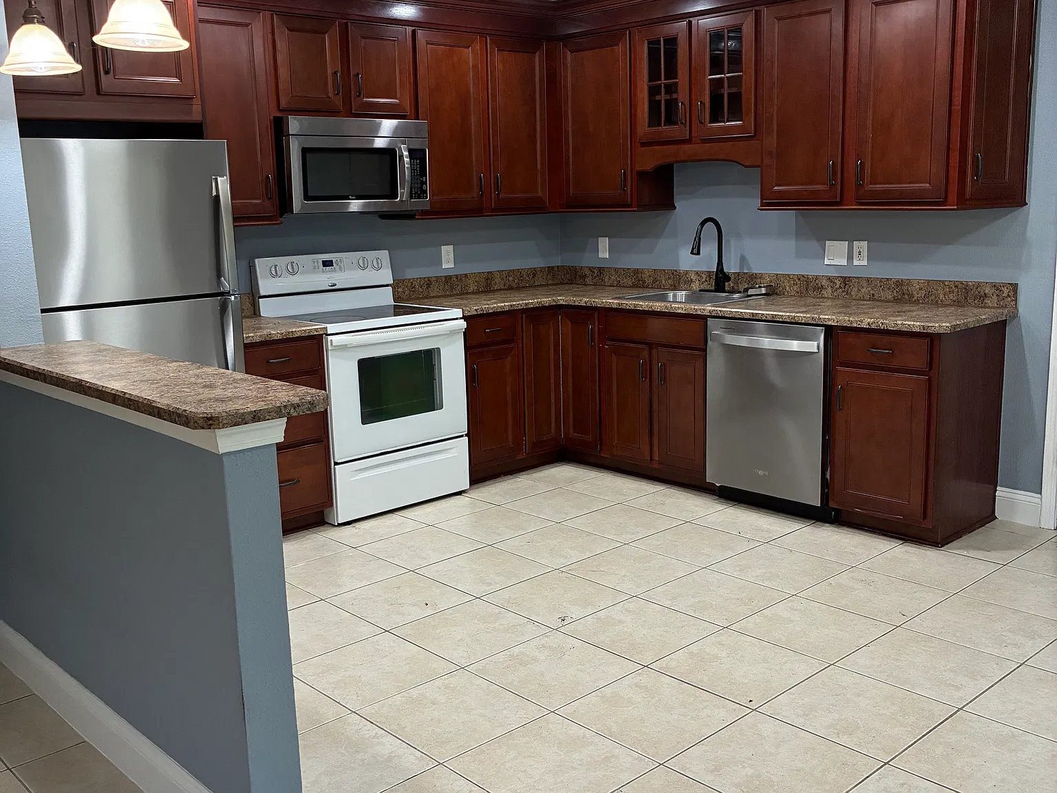 3 bed, 1200 sqft, $1,650 — Photo 2