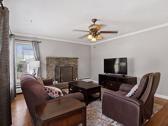 5th image of 124 Alva St