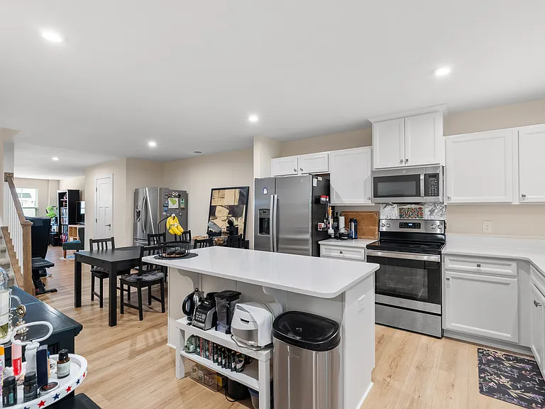 913 Leyburn Ln — Photo 22