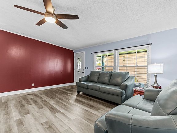 5th image of 3279 Lyndon Dr.