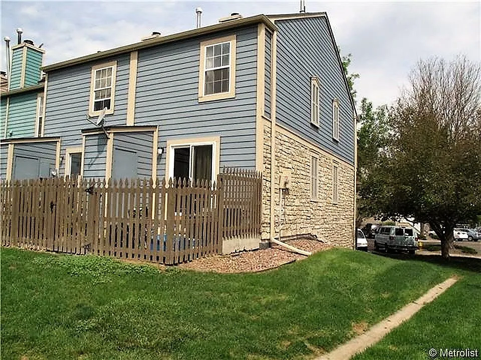 3 bed, 3.0 bath, 1600 sqft, $2,671 — Photo 2