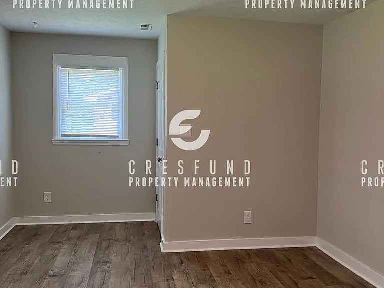 2nd Floor Spacious & Updated 1 Bed, 1 Bath Apartment — Photo 3