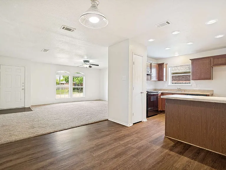 416 Bretts Way — Photo 4