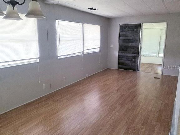 3rd image of 2027 Oak Grove Dr #40