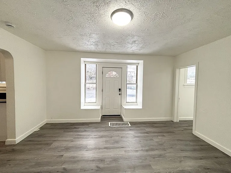 478 E 8th Ave — Photo 5
