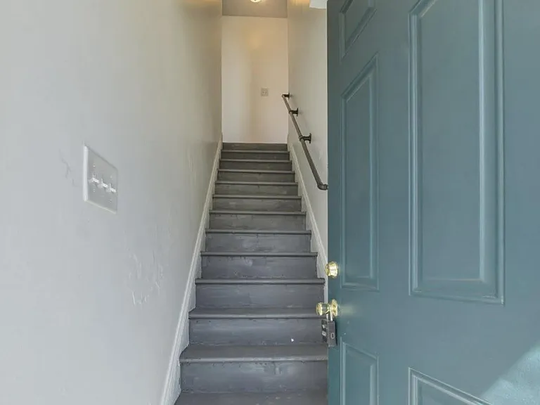 109 1/2 Fairlawn Ave — Photo 2