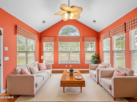 4th image of 641 Meadowbrook Lane