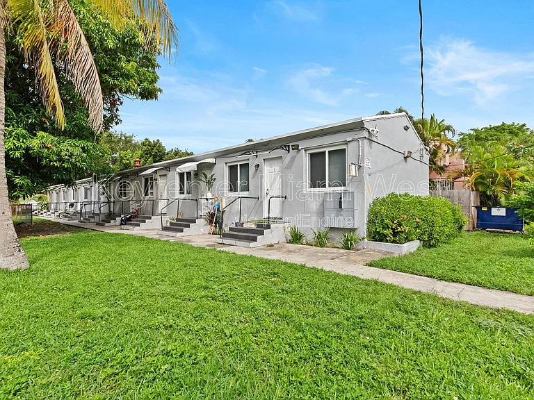110 NW 9th Ave #5 — Photo 1