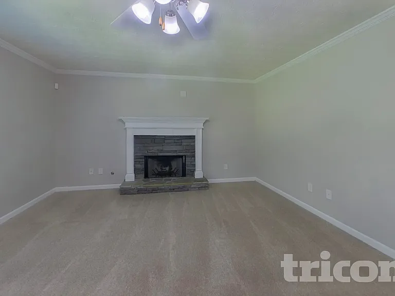 315 Avonlea Dr — Photo 3